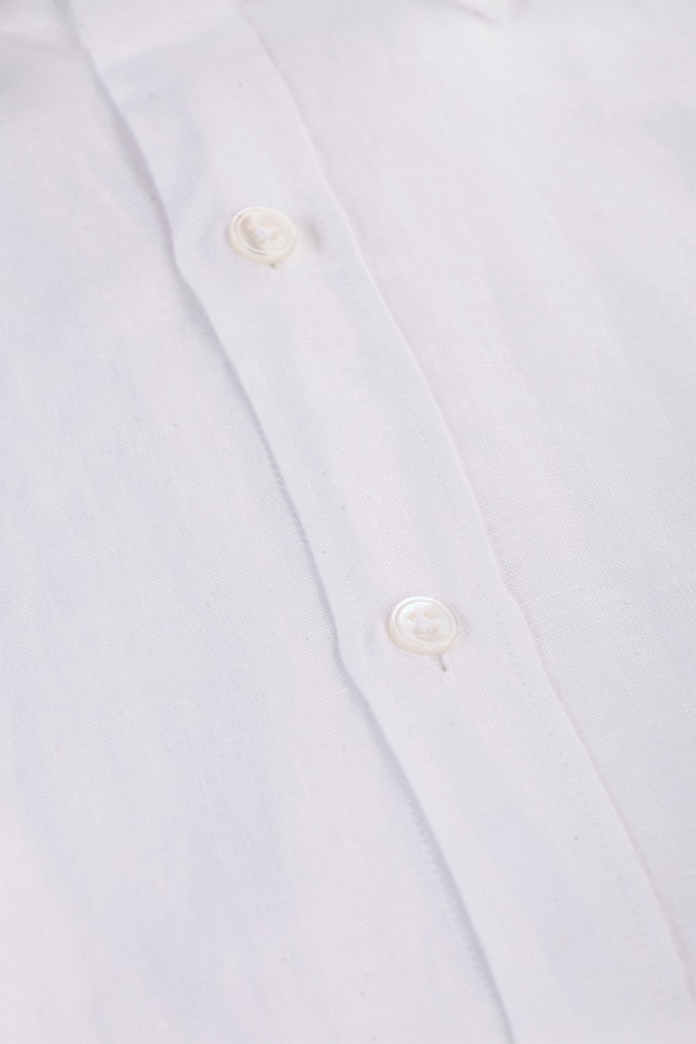 shop BAGUTTA Saldi Camicia: Bagutta camicia bianca di lino.
Colletto semi aperto.
Slim fit.
Composizione: 100% lino.
Made in Italy.. BERLINO EALT 11028-001 number 9850335